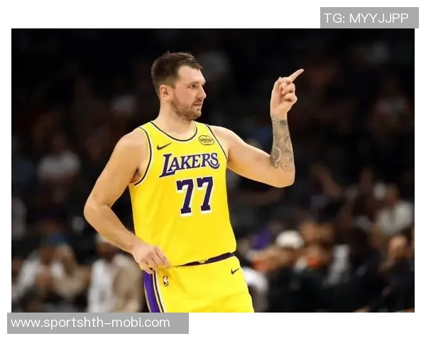 老詹开心点赞东契奇罚球失手未能达成50分替补席队友乐开怀